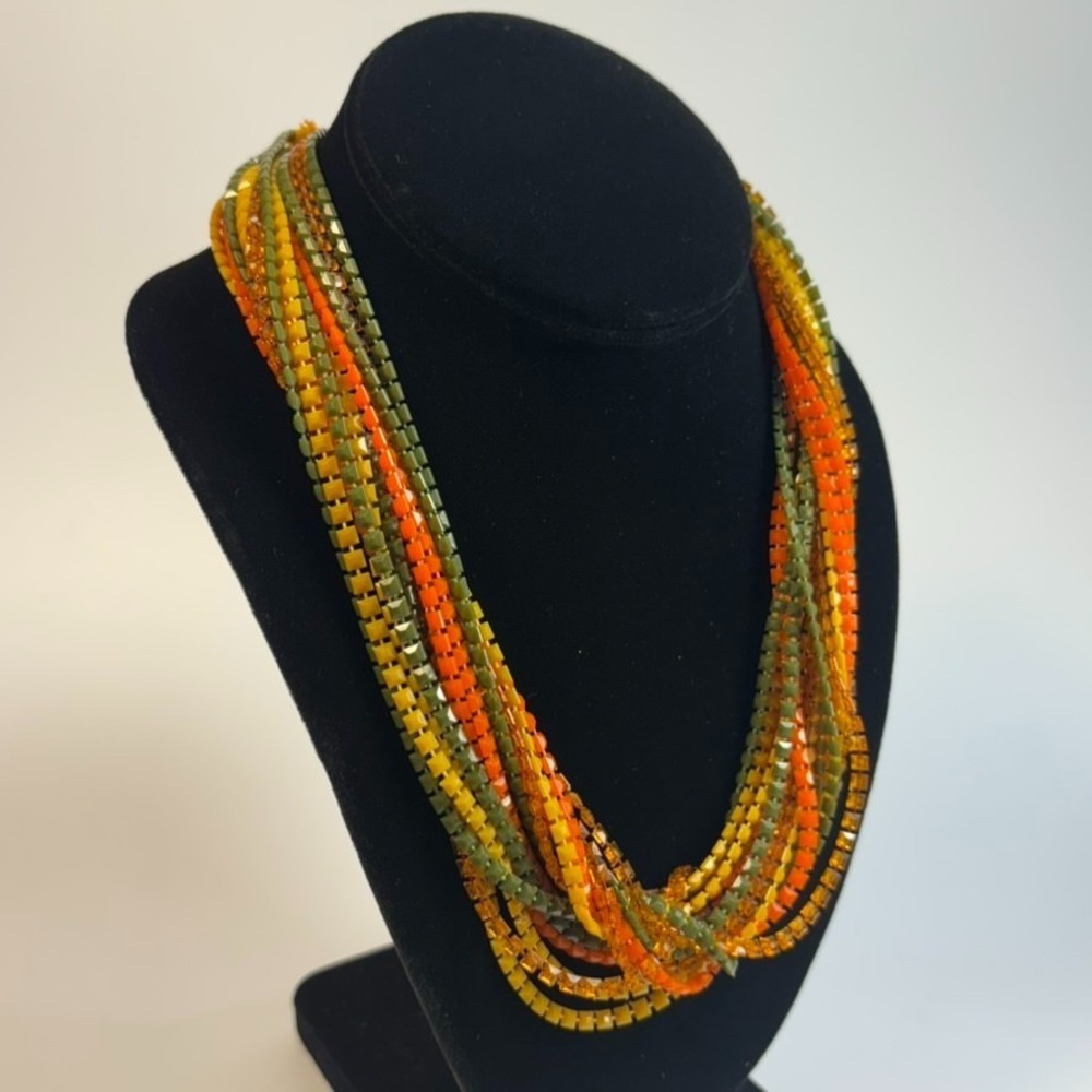 Vintage Necklace Vibrant Pressed Plastic Intricate Clasp Unique Retro Piece‎ - Picture 6 of 9